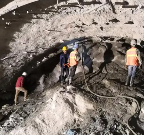 永定隧道拱顶带模注浆料，微膨胀注浆料的特点及施工工艺